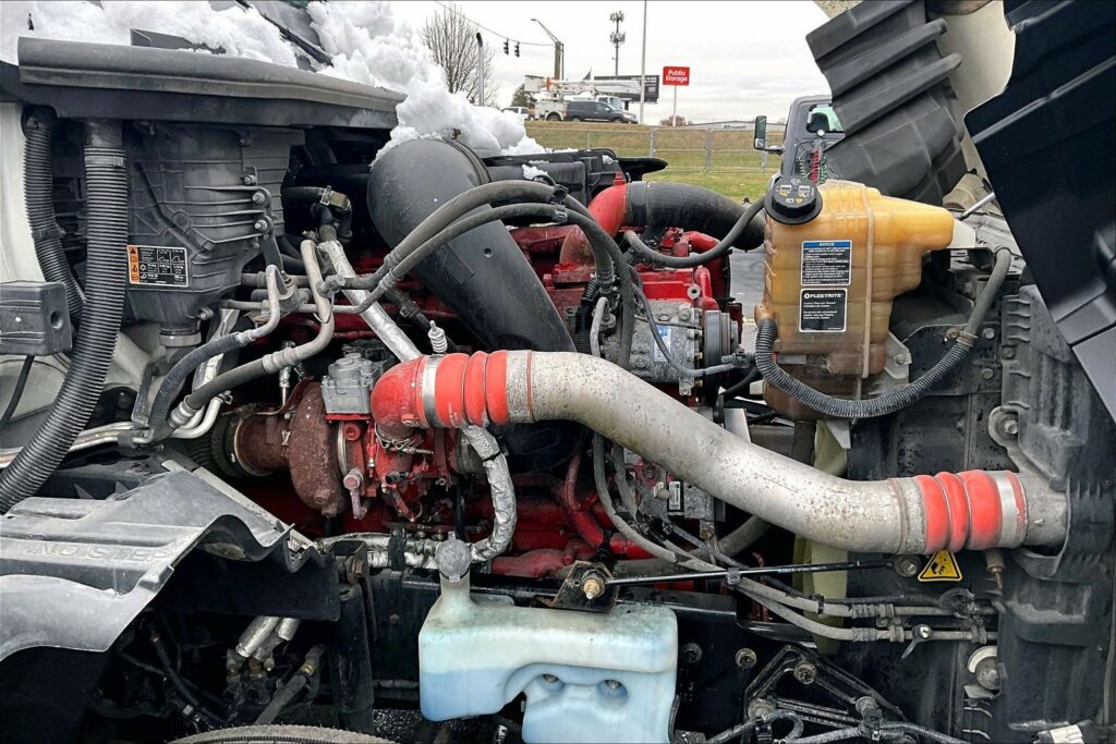 2022 CUM LT625 6×4 Sleeper