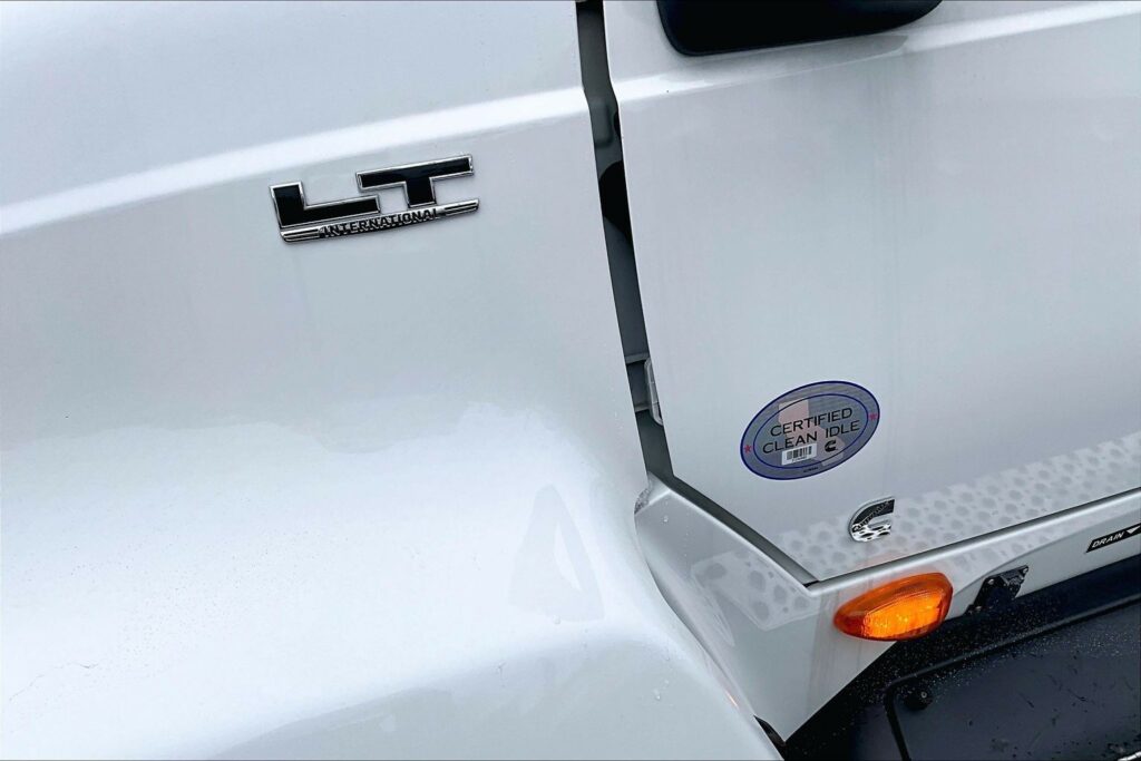 2022 CUM LT625 6×4 Sleeper