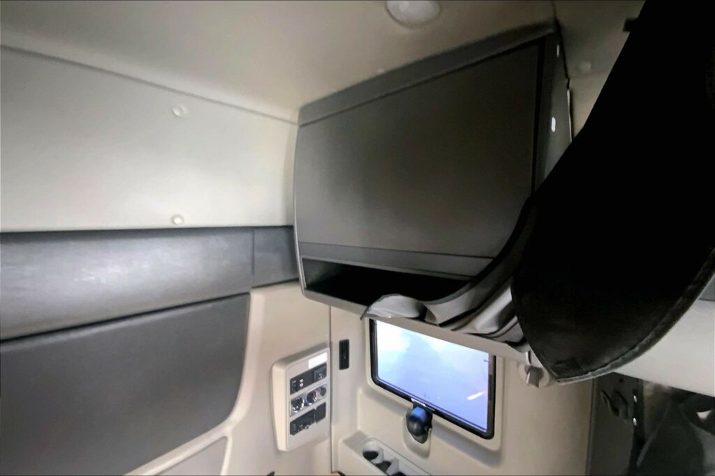 2022 INT LT625 6×4 Sleeper