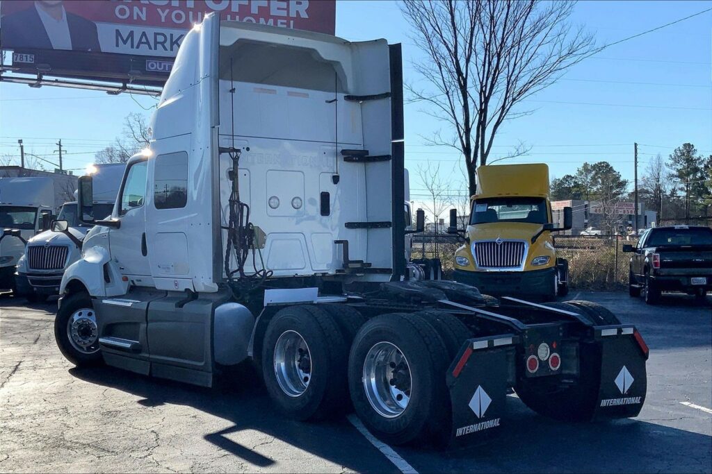 2022 INT LT625 6×4 Sleeper