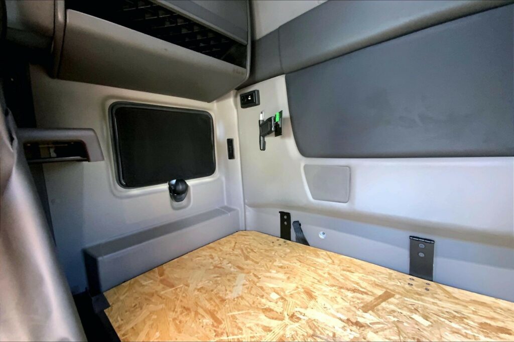 2022 INT LT625 6×4 Sleeper