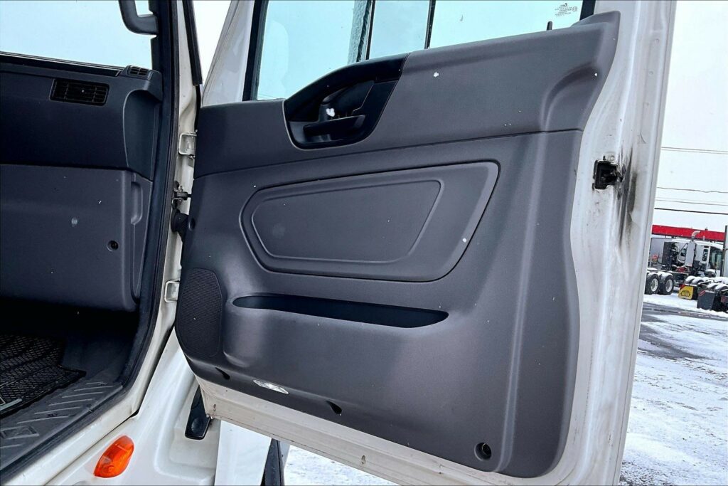 2022 INT LT625 6×4 Sleeper