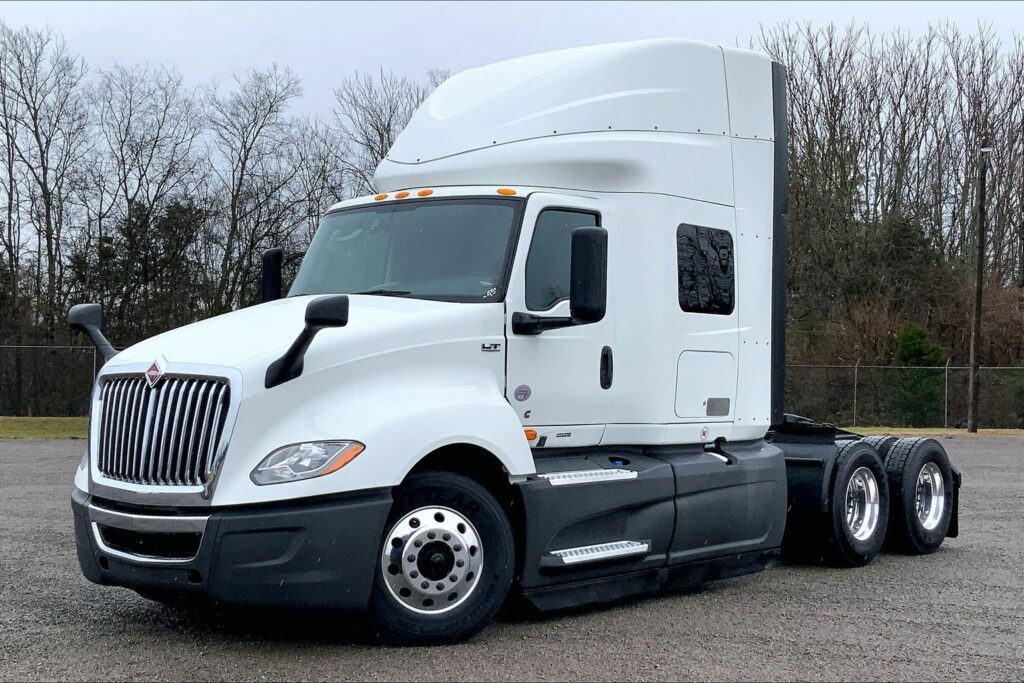 2022 CUM LT625 6×4 Sleeper