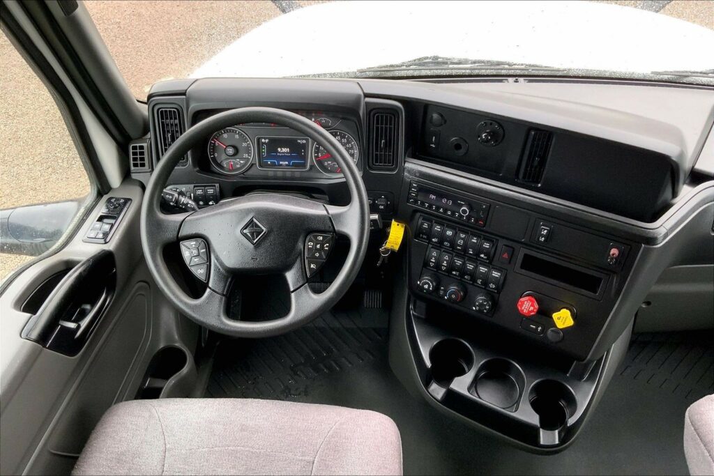 2022 CUM LT625 6×4 Sleeper