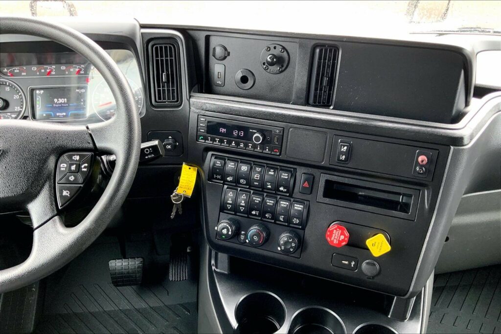 2022 CUM LT625 6×4 Sleeper