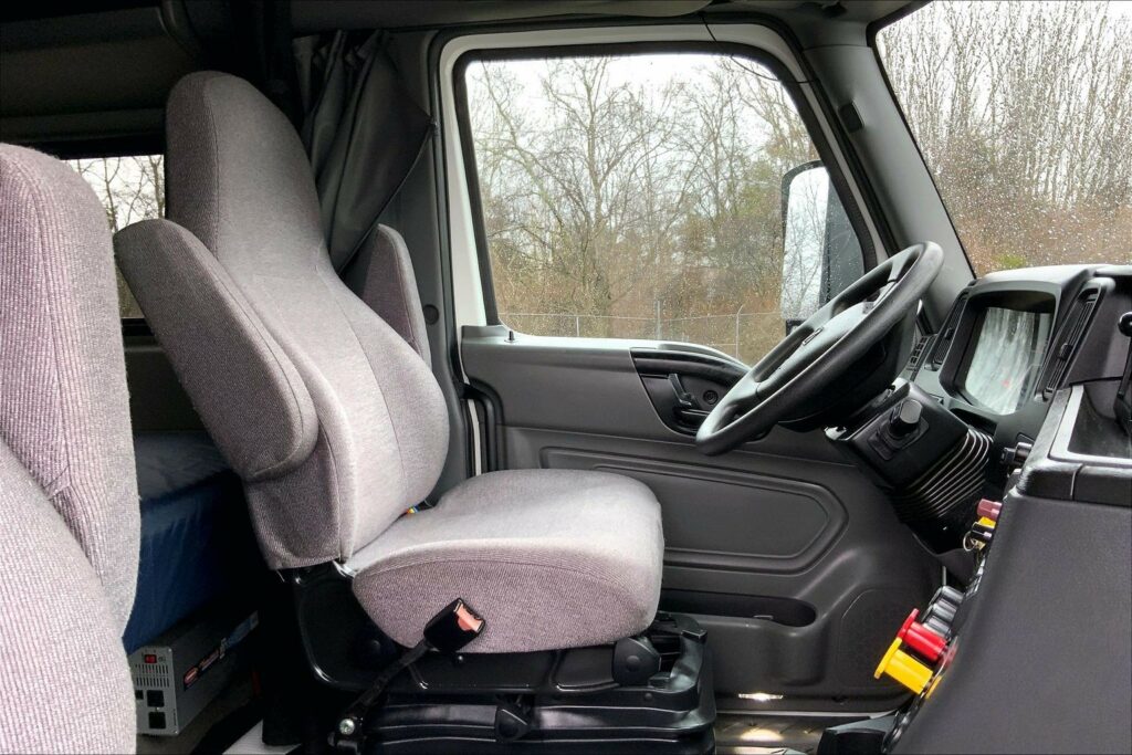 2022 CUM LT625 6×4 Sleeper