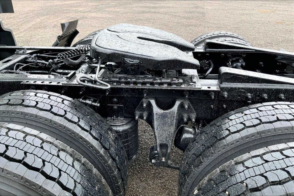 2022 CUM LT625 6×4 Sleeper