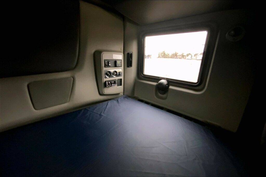 2022 CUM LT625 6×4 Sleeper