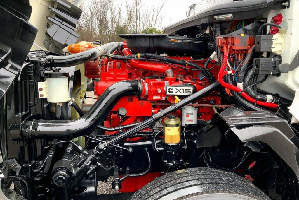 2022 CUM LT625 6×4 Sleeper