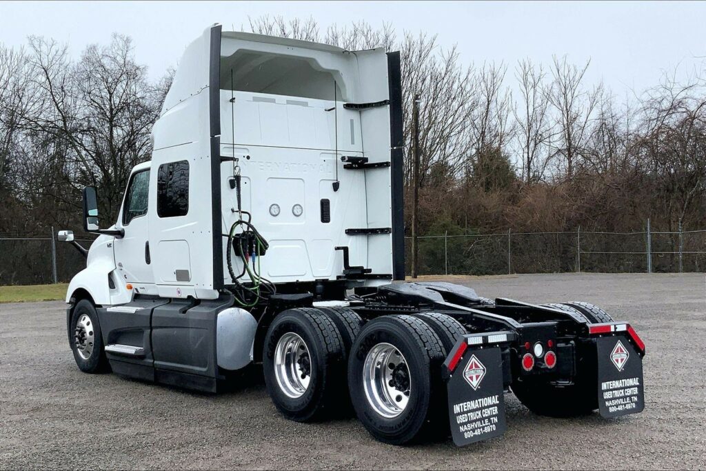 2022 CUM LT625 6×4 Sleeper