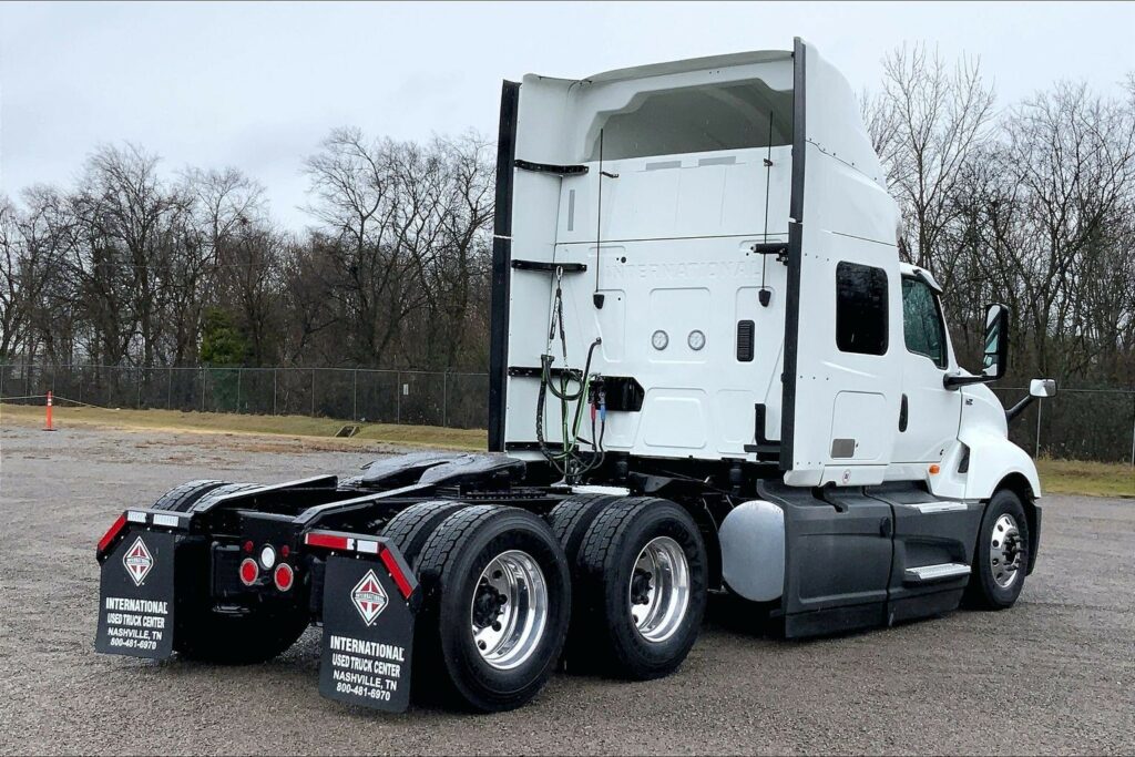 2022 CUM LT625 6×4 Sleeper