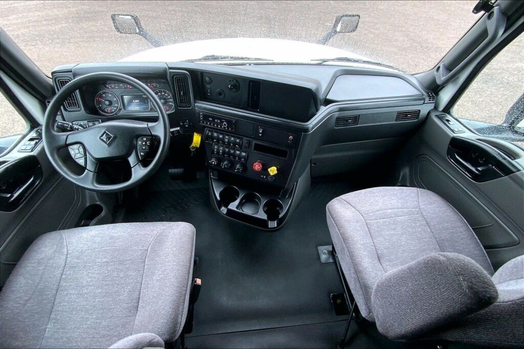 2022 CUM LT625 6×4 Sleeper