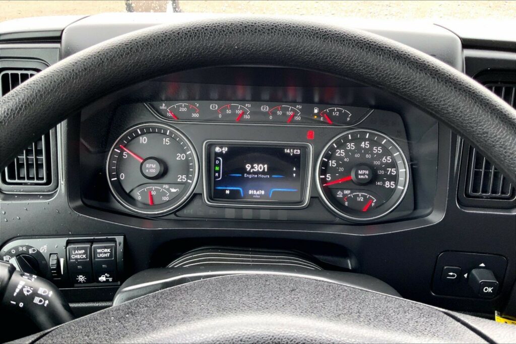 2022 CUM LT625 6×4 Sleeper