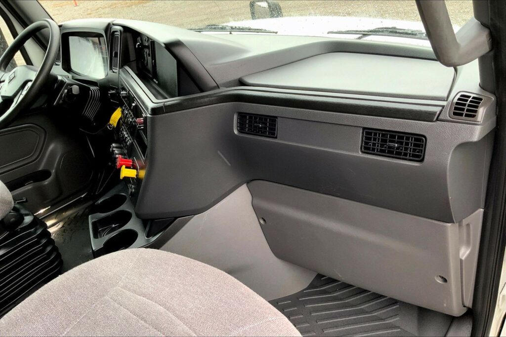 2022 CUM LT625 6×4 Sleeper