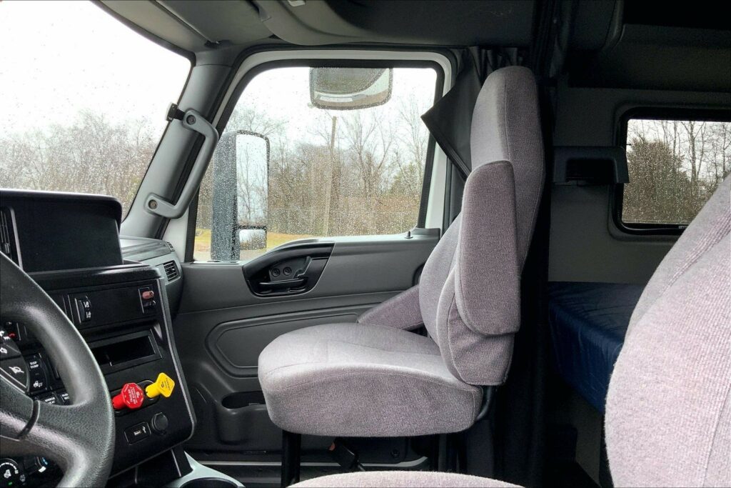 2022 CUM LT625 6×4 Sleeper