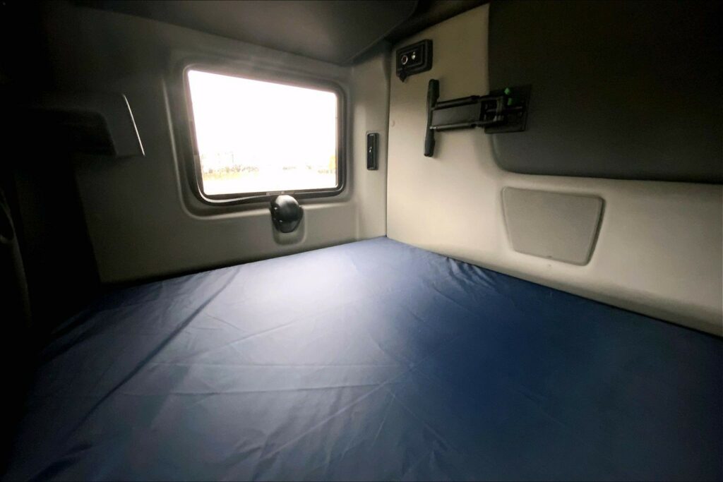 2022 CUM LT625 6×4 Sleeper