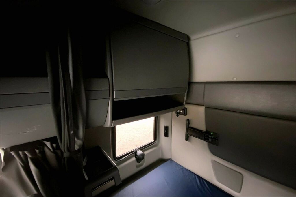 2022 CUM LT625 6×4 Sleeper