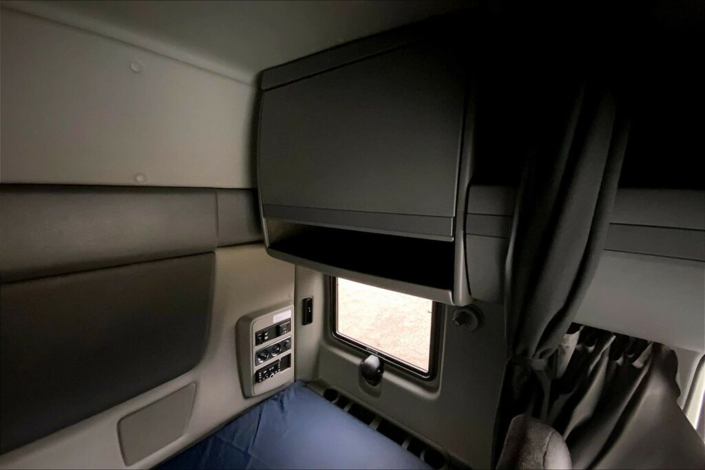 2022 CUM LT625 6×4 Sleeper