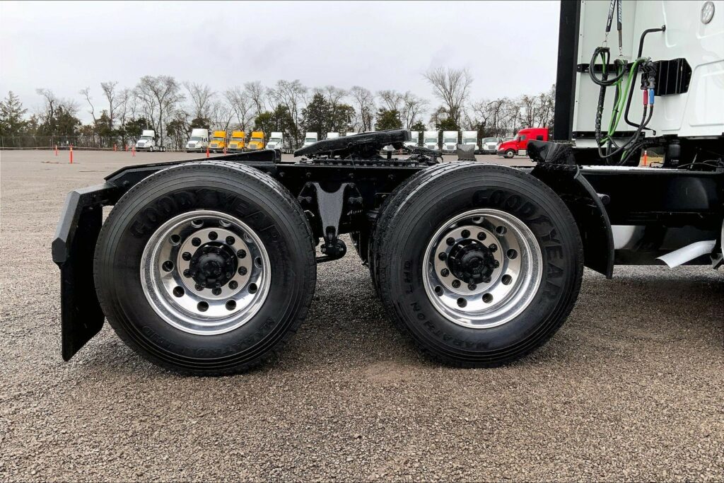 2022 CUM LT625 6×4 Sleeper