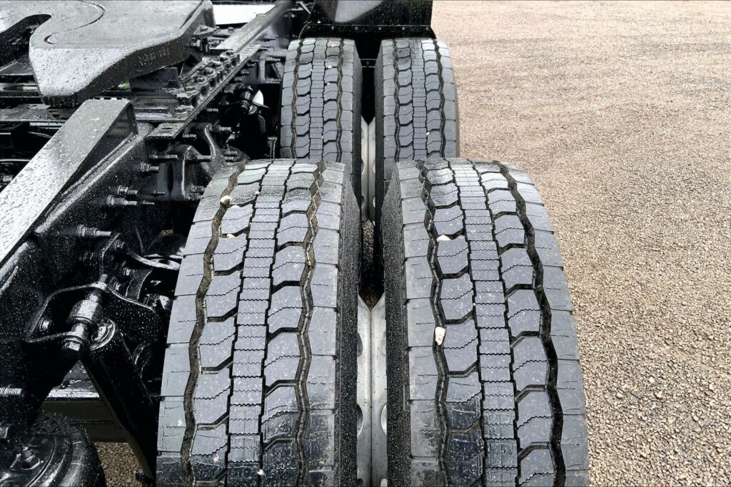 2022 CUM LT625 6×4 Sleeper