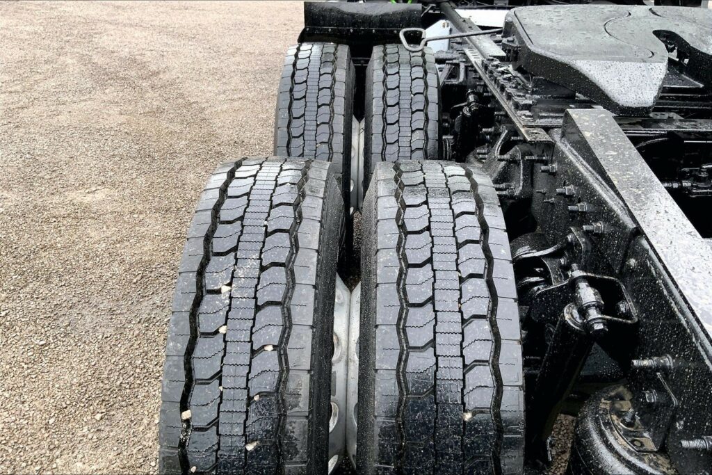 2022 CUM LT625 6×4 Sleeper