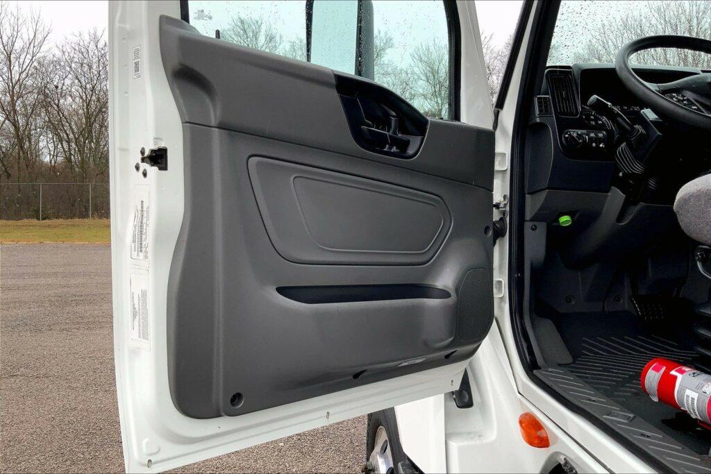 2022 CUM LT625 6×4 Sleeper