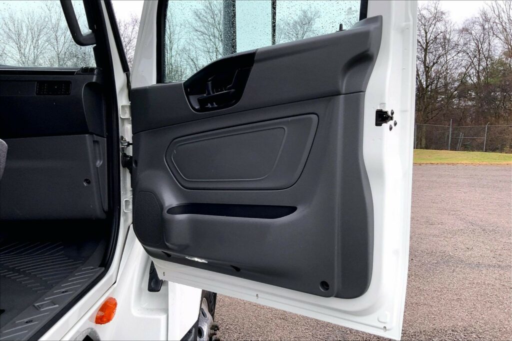 2022 CUM LT625 6×4 Sleeper