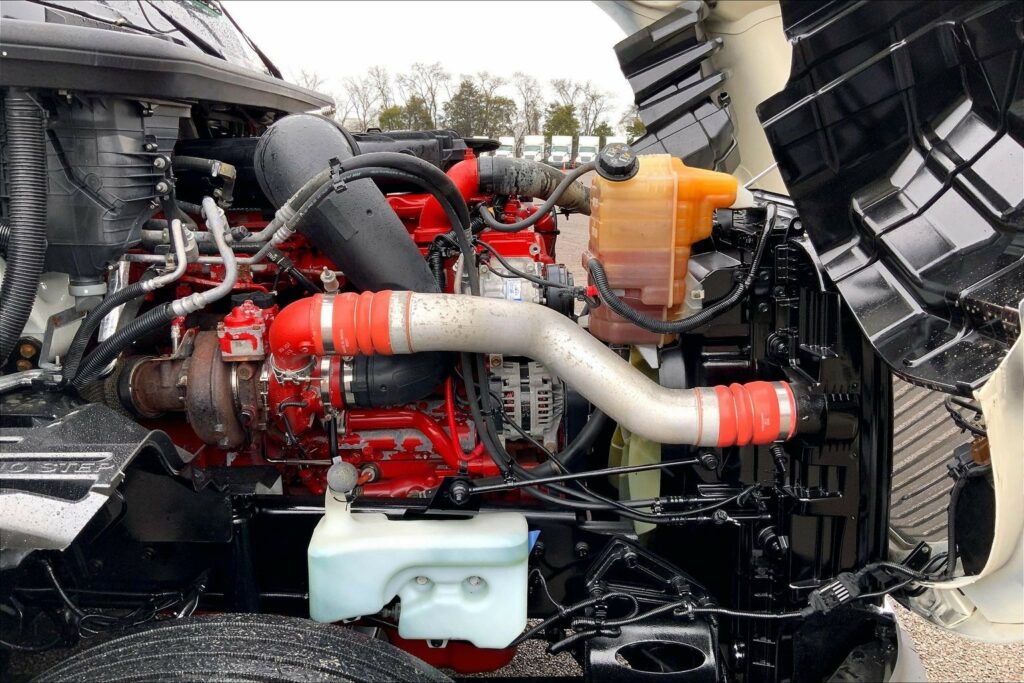 2022 CUM LT625 6×4 Sleeper