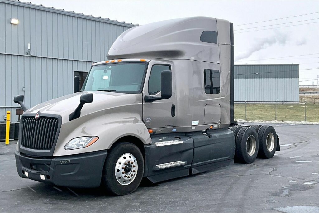 2022 CUM LT625 6×4 Sleeper