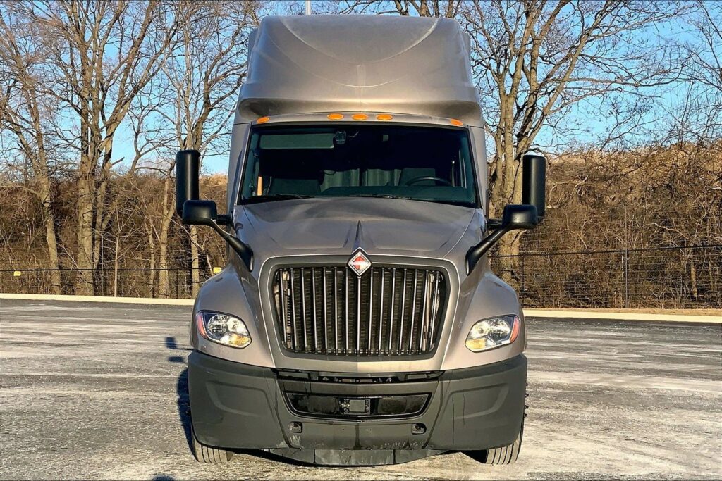 2022 CUM LT625 6×4 Sleeper