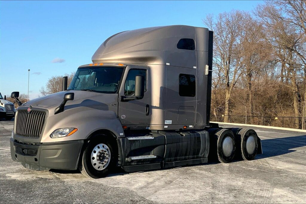 2022 CUM LT625 6×4 Sleeper