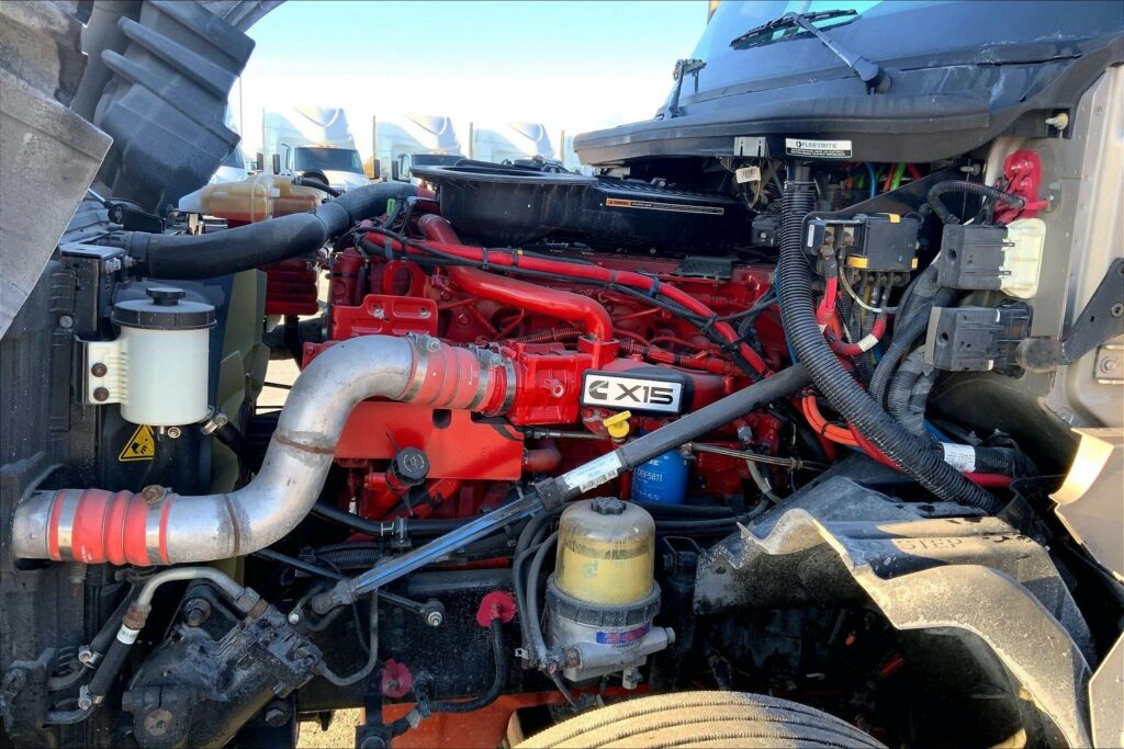 2022 CUM LT625 6×4 Sleeper