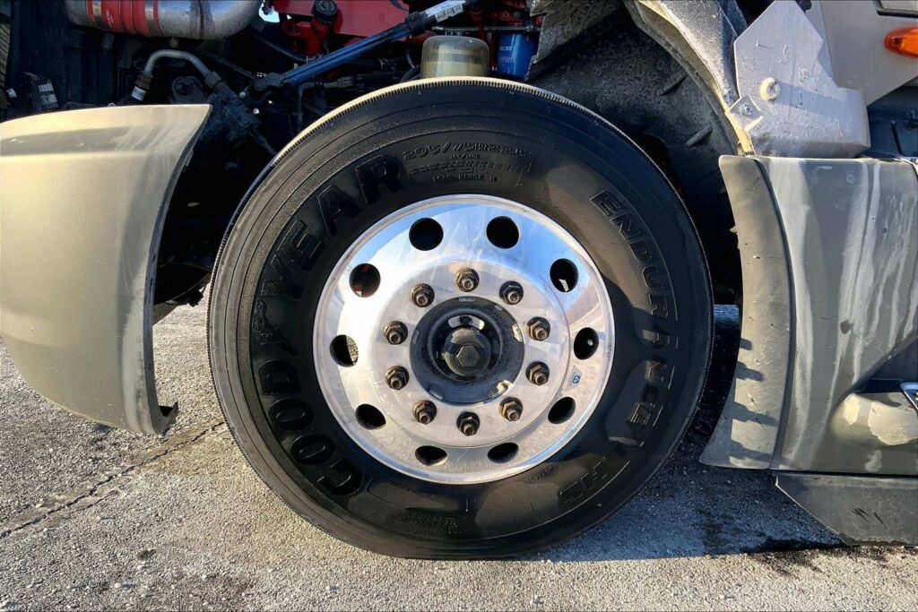 2022 CUM LT625 6×4 Sleeper