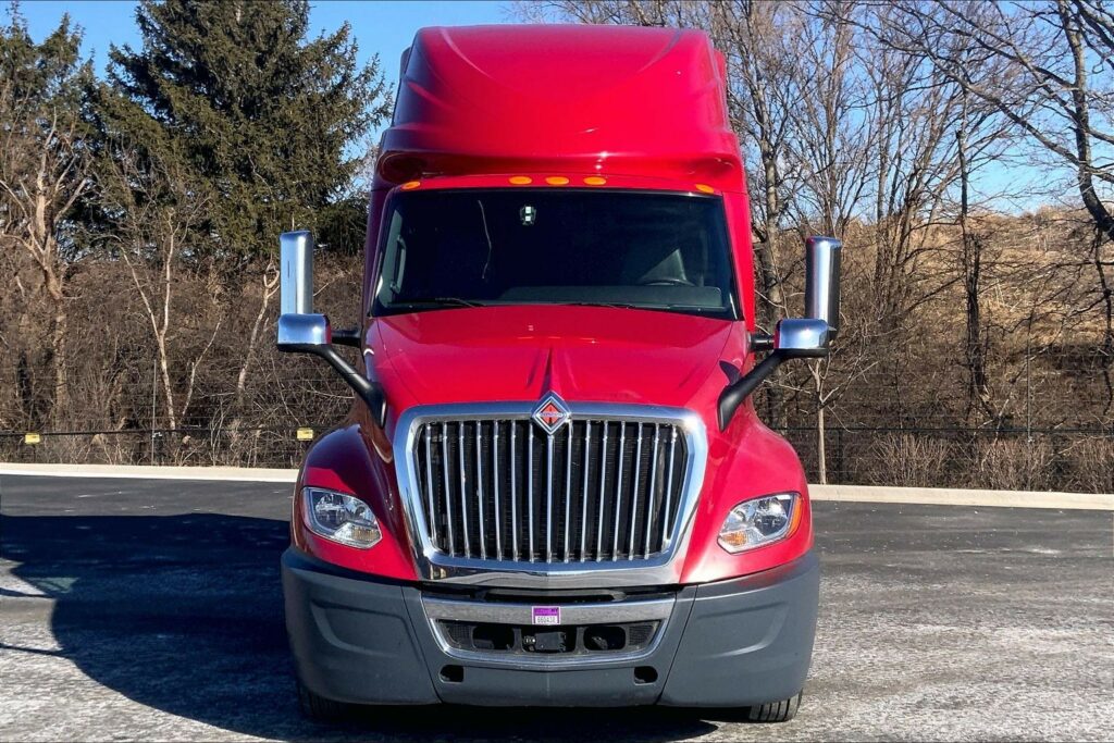 2022 CUM LT625 6×4 Sleeper