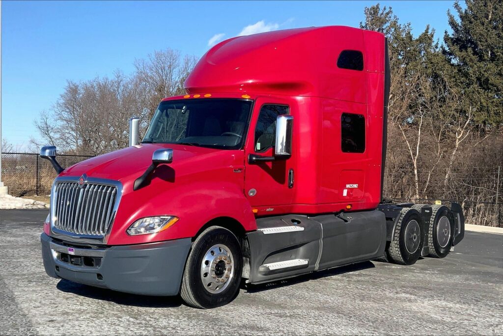 2022 CUM LT625 6×4 Sleeper