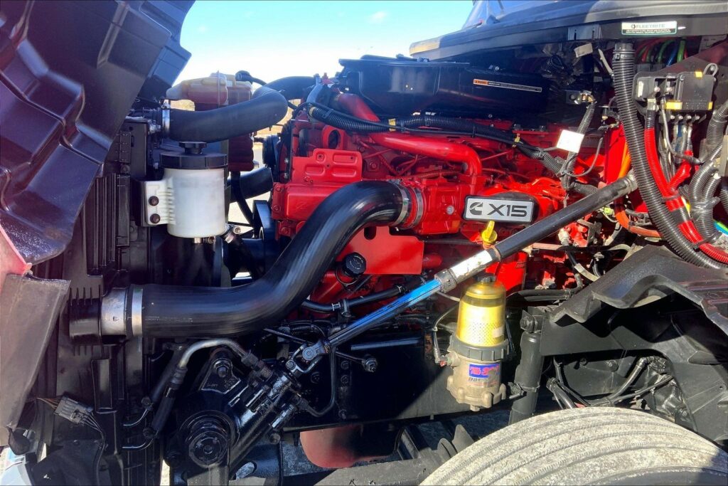 2022 CUM LT625 6×4 Sleeper