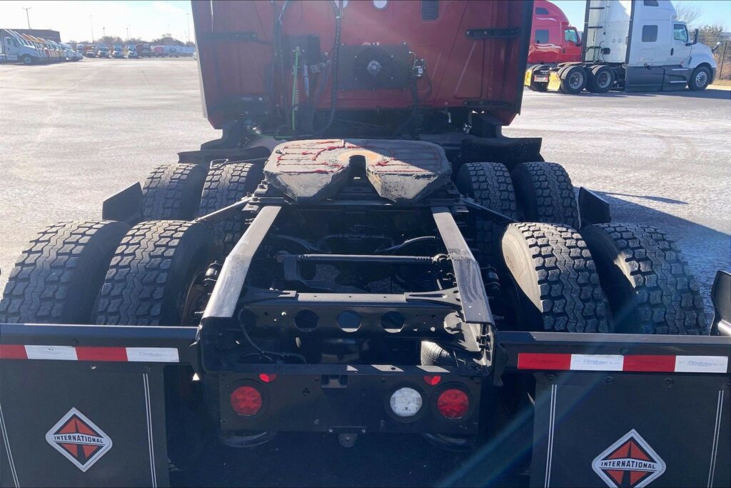 2022 CUM LT625 6×4 Sleeper