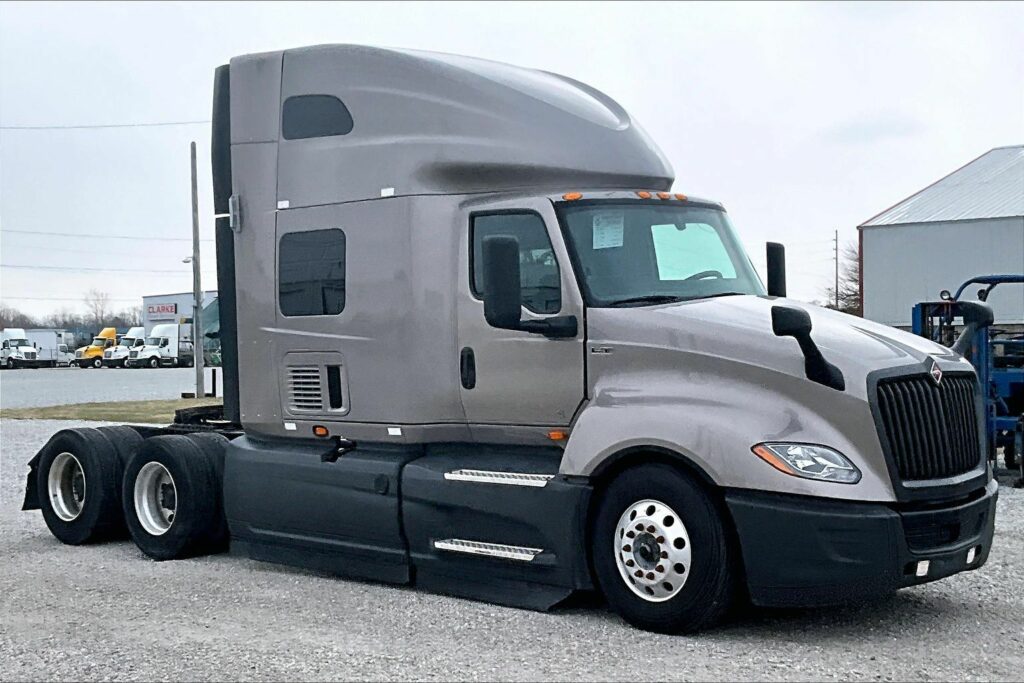 2022 CUM LT625 6×4 Sleeper