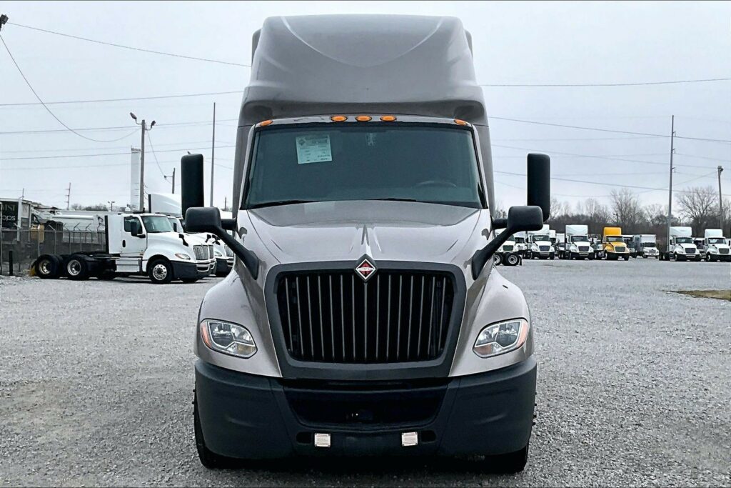 2022 CUM LT625 6×4 Sleeper