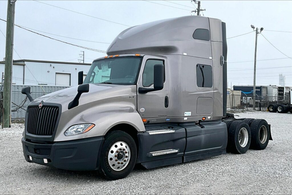 2022 CUM LT625 6×4 Sleeper