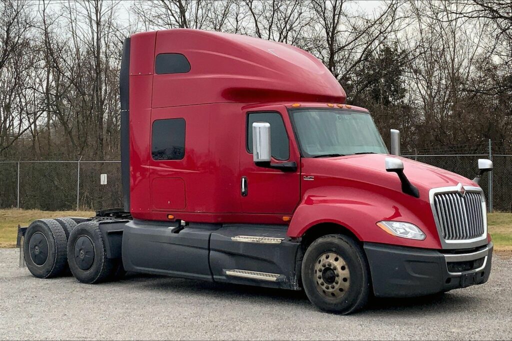 2022 CUM LT625 6×4 Sleeper