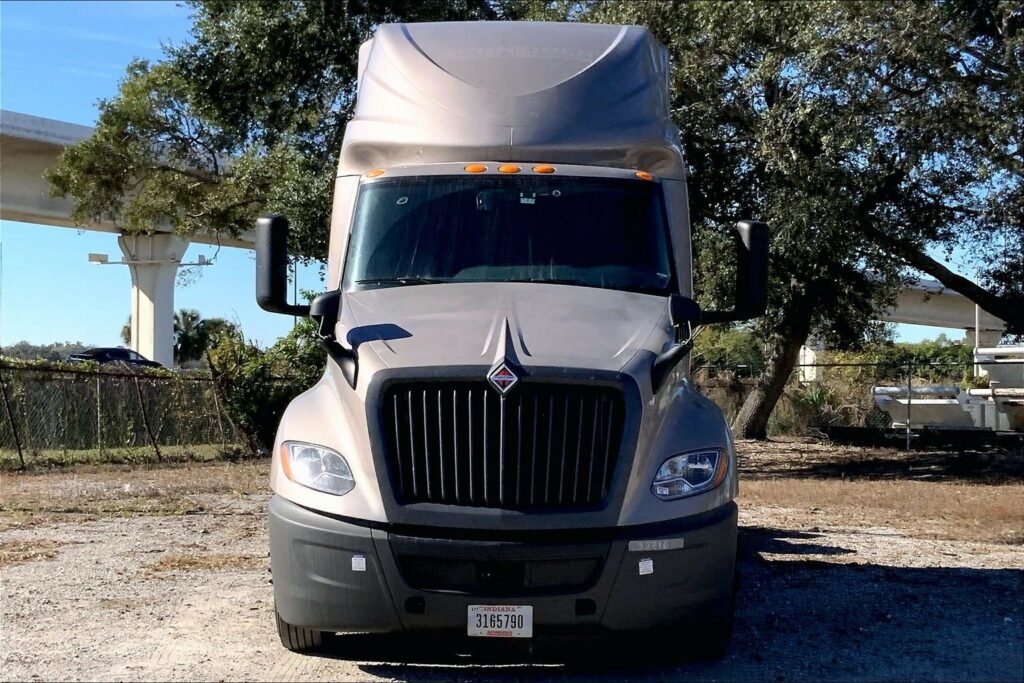 2022 CUM LT625 6×4 Sleeper