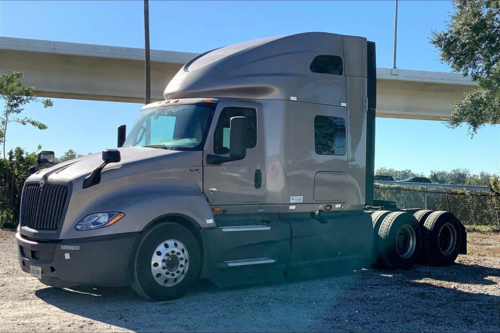 2022 CUM LT625 6×4 Sleeper