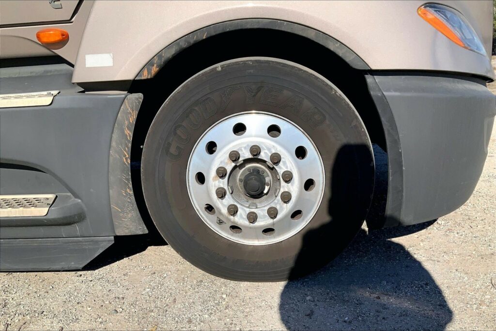 2022 CUM LT625 6×4 Sleeper