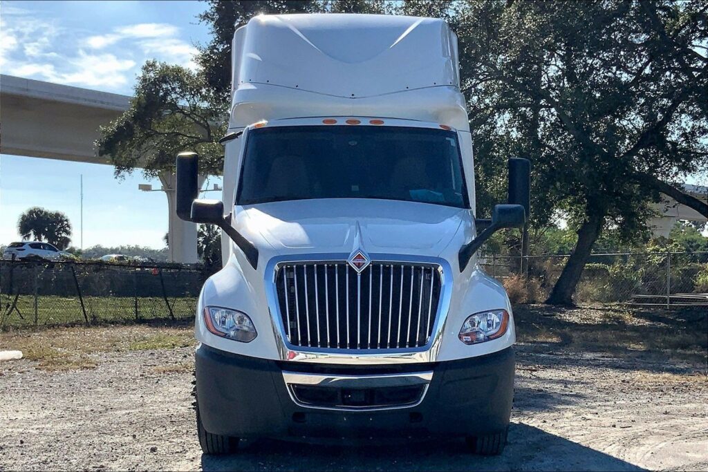 2022 CUM LT625 6×4 Sleeper