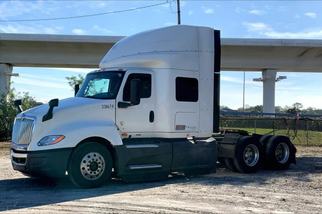 2022 CUM LT625 6×4 Sleeper