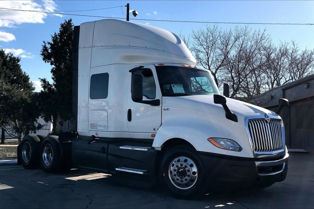 2022 CUM LT625 6×4 Sleeper