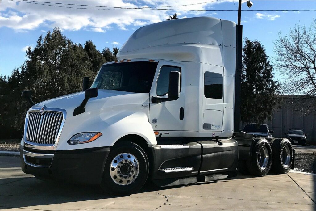 2022 CUM LT625 6×4 Sleeper