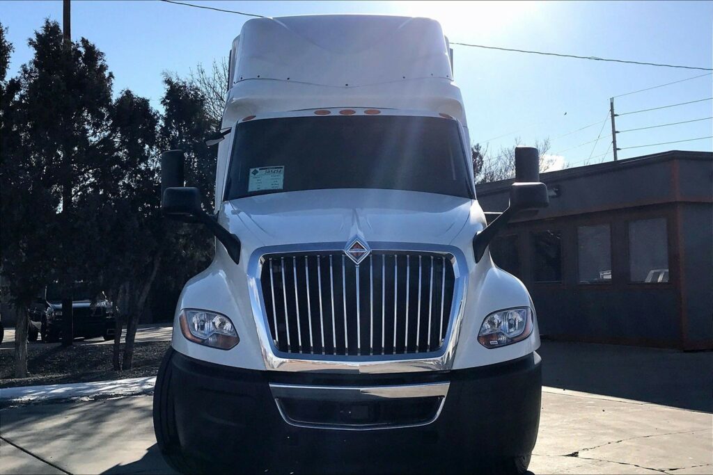 2022 CUM LT625 6×4 Sleeper