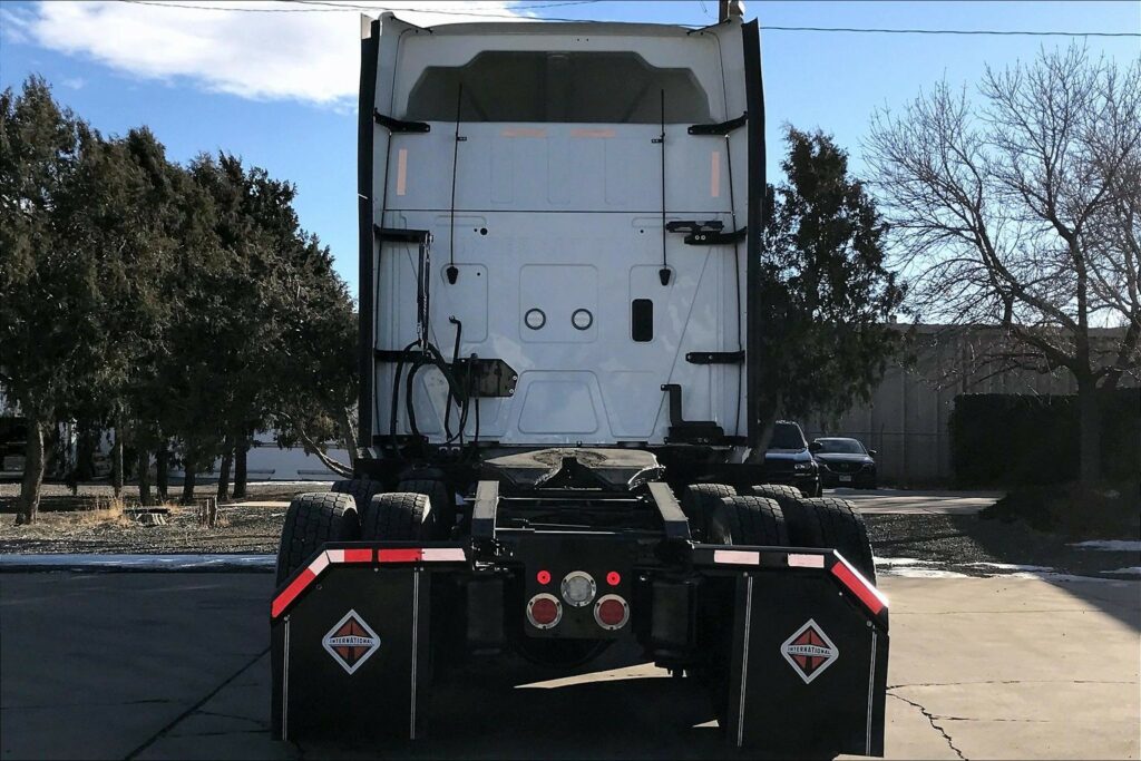 2022 CUM LT625 6×4 Sleeper